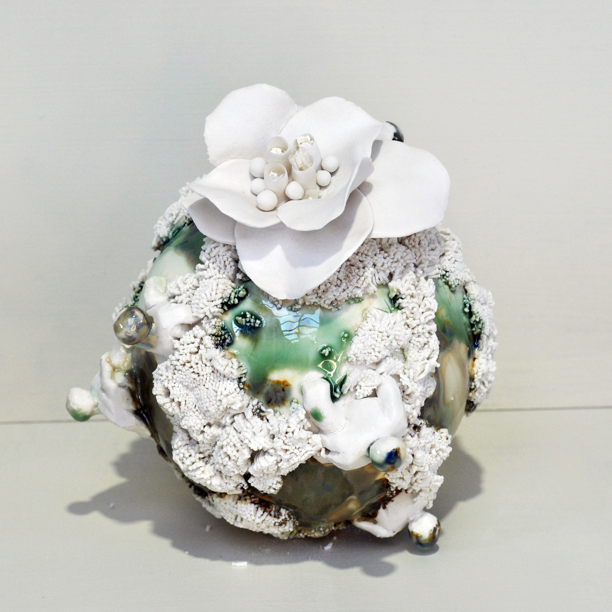 Série -Terre fleur - S D15cm Sphère en porcelaine D25cm ©adagp @Clothildelasserre 2022