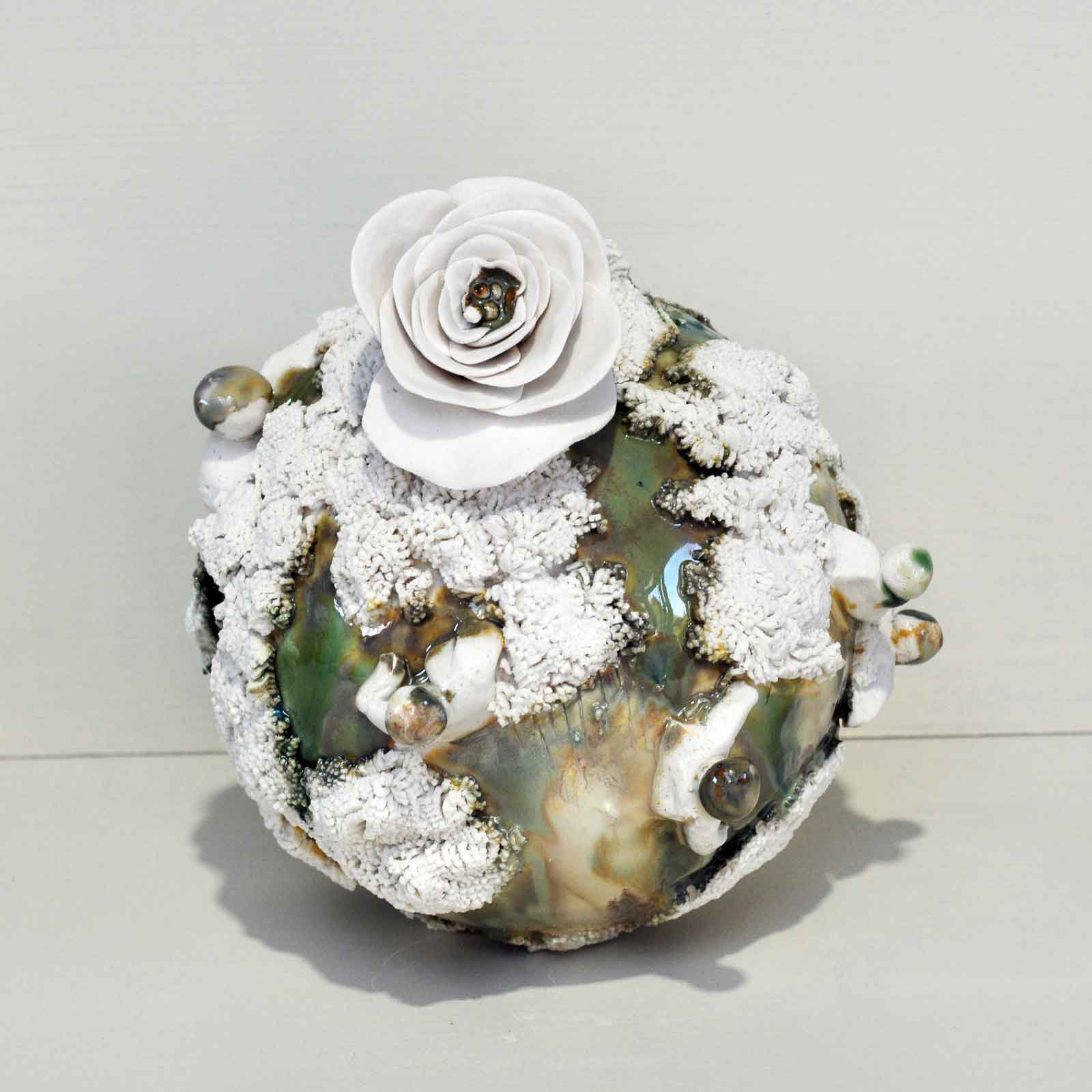 Série -Terre fleur - S D15cm Sphère en porcelaine D25cm ©adagp @Clothildelasserre 2022