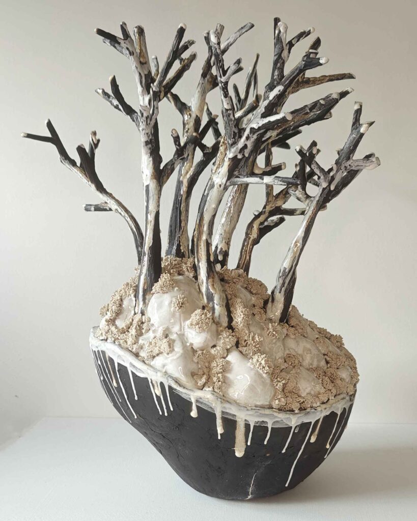 Sculpture "Renouveau"- H52 L33 P25 cm - Porcelaine/Grès - 2025, comme un souffle après la tempête.