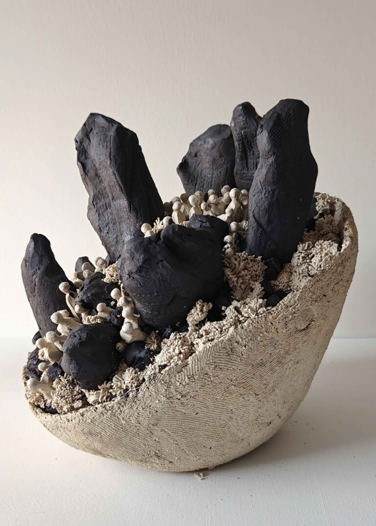 sculpture les gardiens silencieus gres porcelaine copyright clothilde lasserre H29 L29 P26 cm