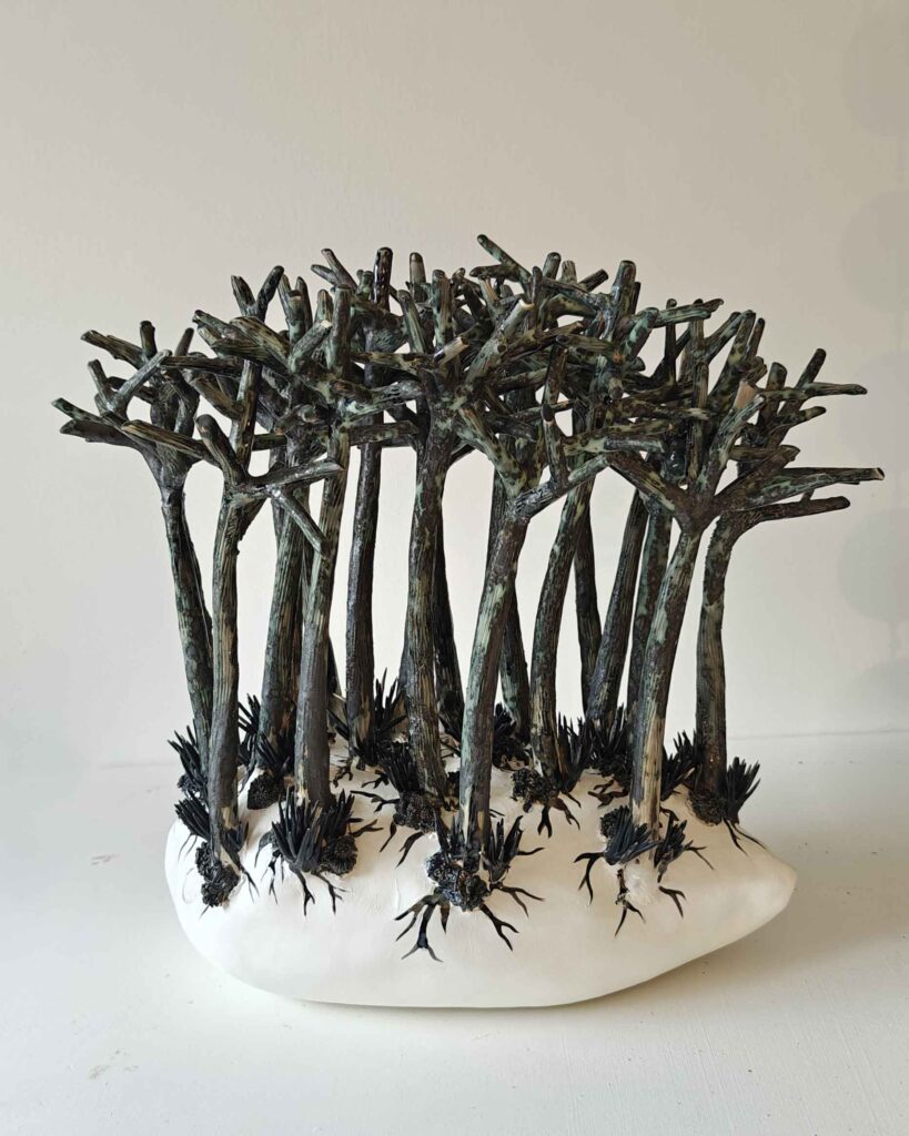 Sculpture Le peuple des arbres grès-porcelaine H36-L36-P21 2025 copyright clothilde lasserre