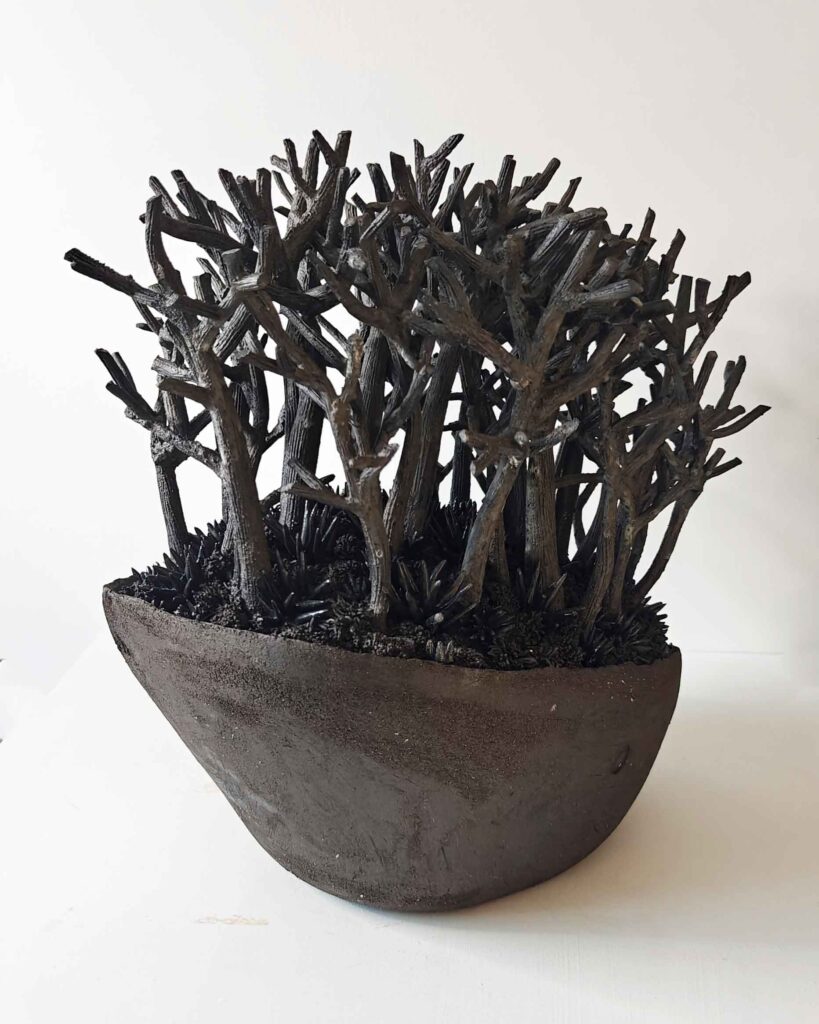 Cocon de Forêt — grès noir, H48 × L44 × P36 cm. copy right clothilde lasserre