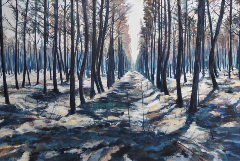 Tout au loin, huile sur toile 140 x 210 cm de Clothilde Lasserre : chemin traversant une forêt de pins, sol clair et longues ombres bleues