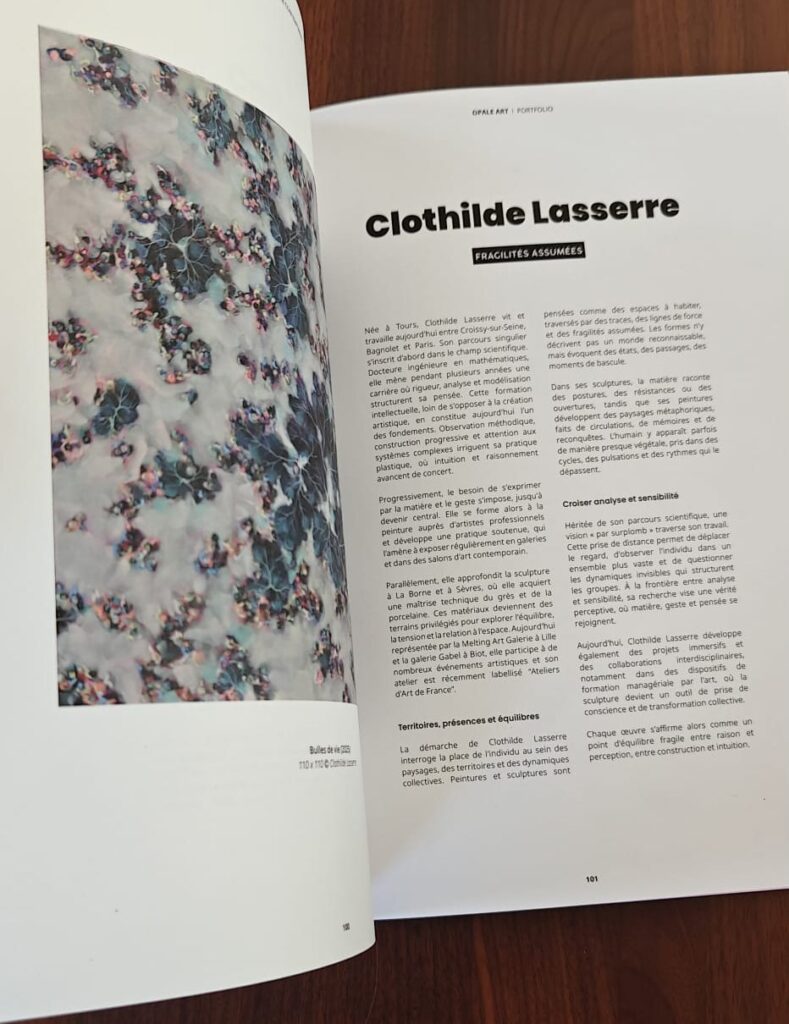 Double page du portfolio Opale Art consacrée à Clothilde Lasserre, « Fragilités assumées », avec la peinture Bulles de vie